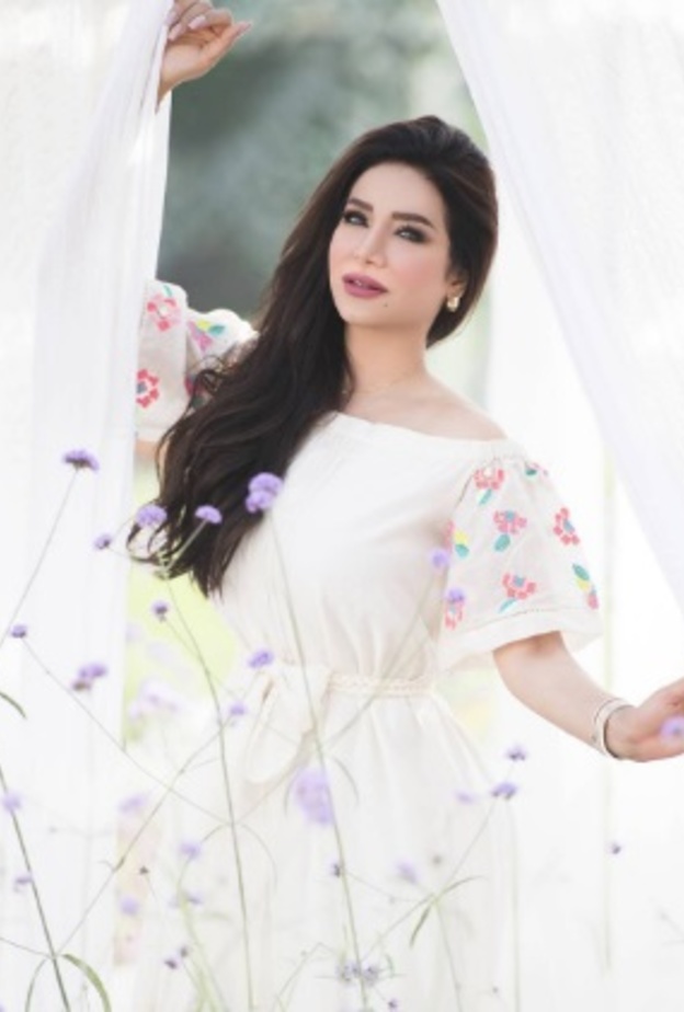 لجين عمران تحافظ على الملامح المشرقة مع بداية العام الجديد