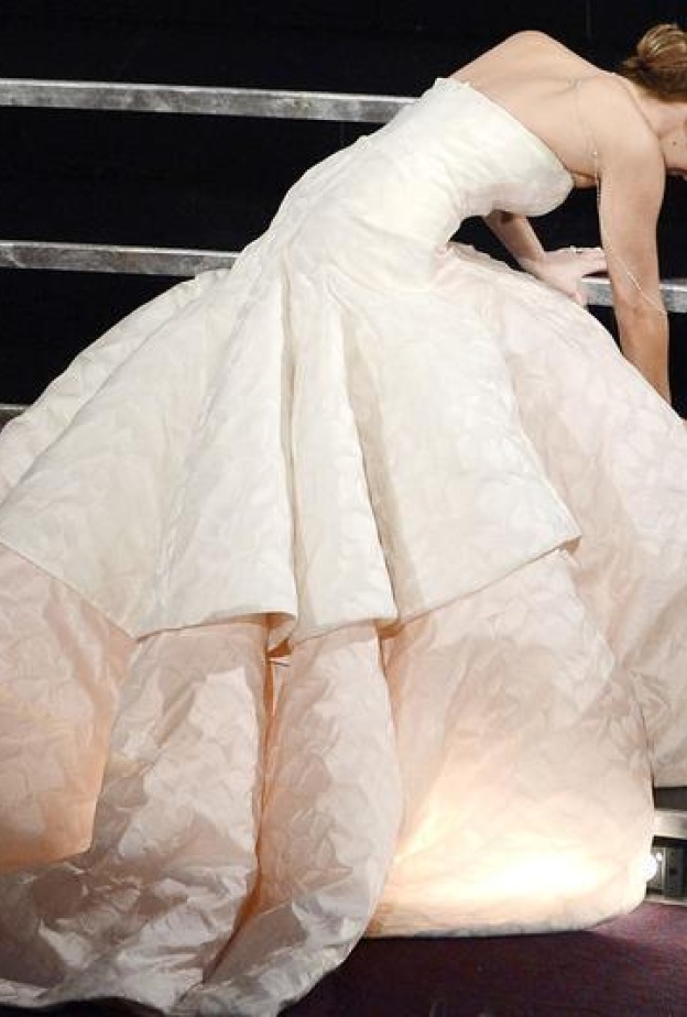 لحظة سقوط جنيفير لورانس