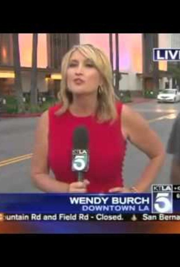 لحظة وقوف الشاب خلف المذيعة واثار خوفها