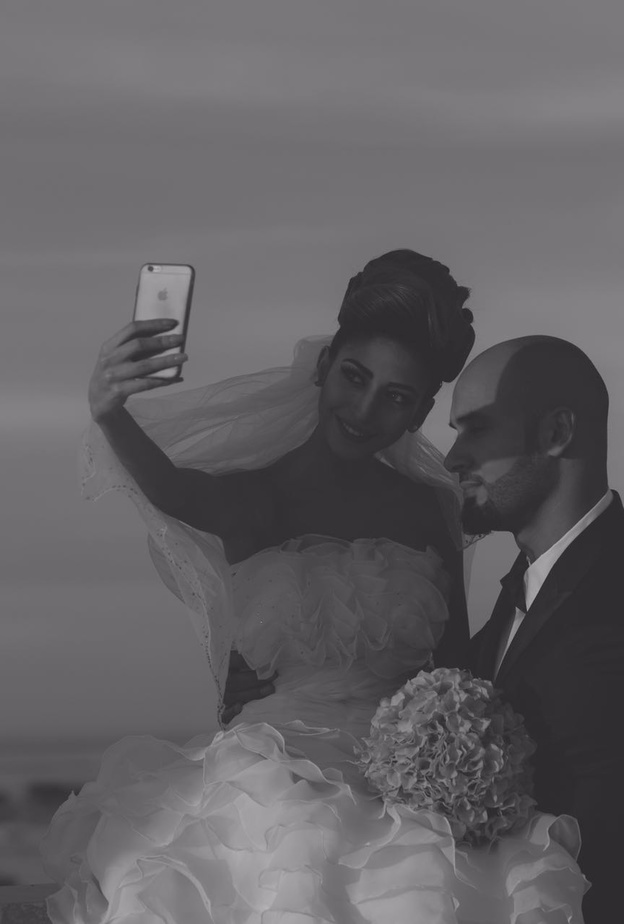 لقطة جميلة لعروسين