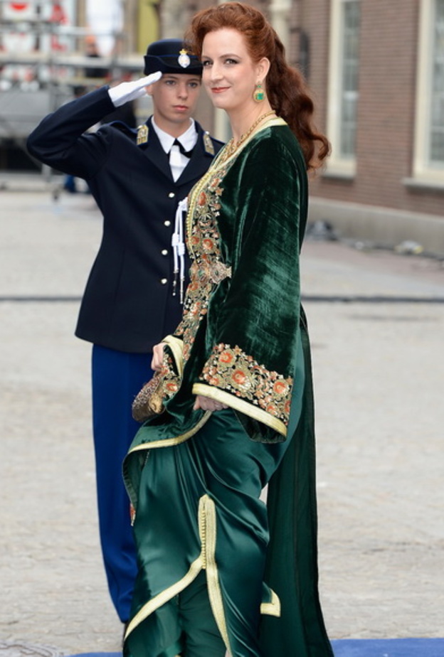 ملك اسبانيا يقبل يد الأميرة المغربية