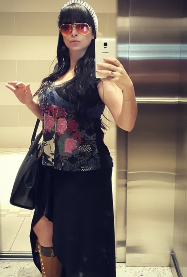 لم توفق ديمة بياعة في هذه الاطلالة حيث جعلتها تبدو سمينة وغير أنيقة