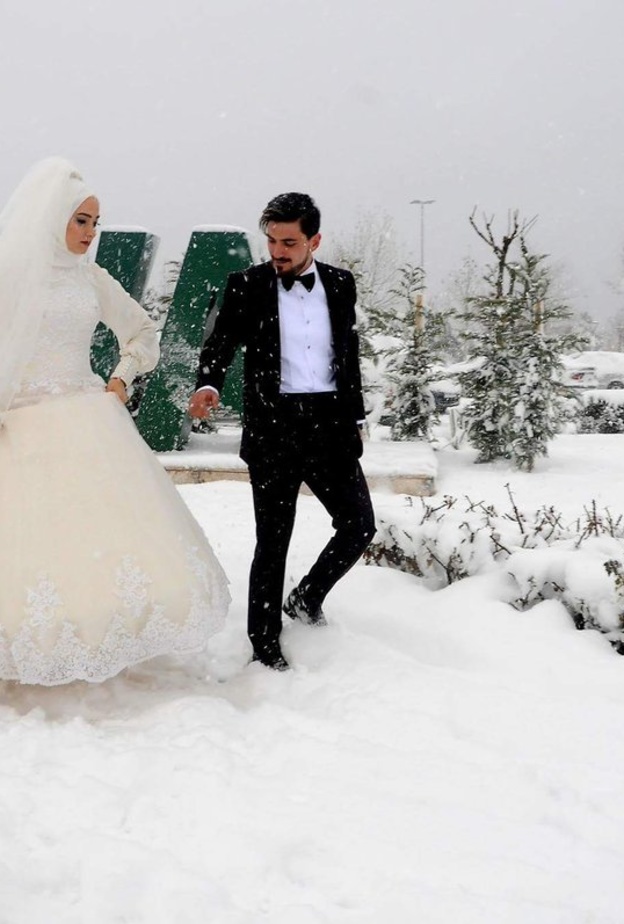 لم يتجهز العروسان بالمعاطف للوقاية من برودة الطقس