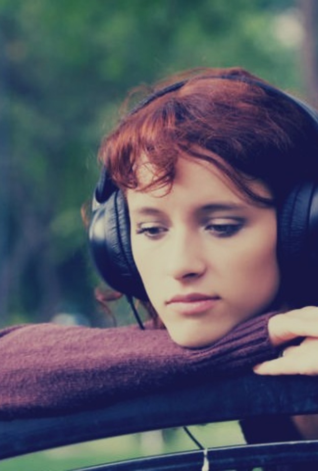 لهذه الاسباب نميل الى سماع الموسيقى الحزينة