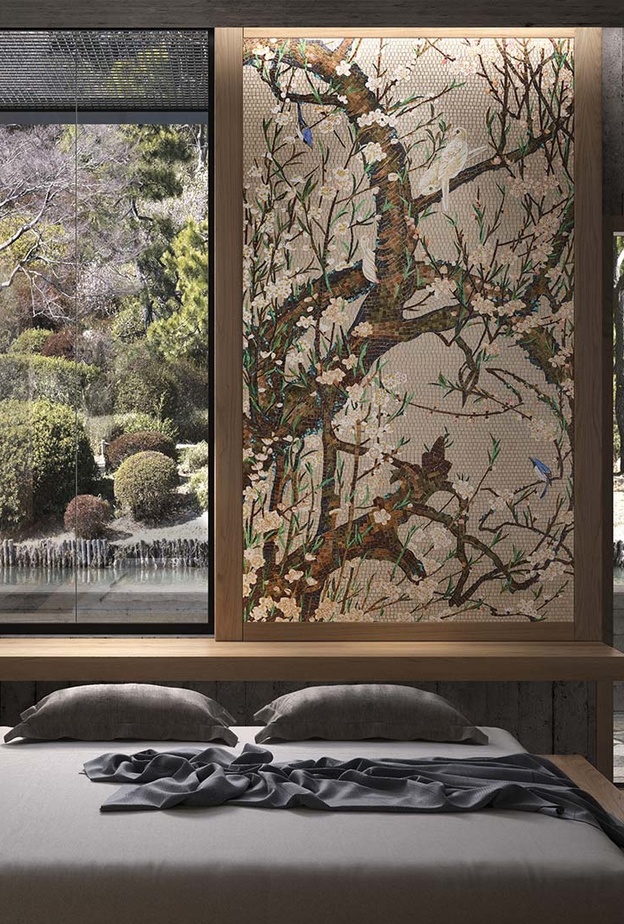 لوحات جدارية رائعة في غرفة النوم من الموزاييك تشكل أبواب سحب تغلق الفتحات الزجاجية عند الحاجة 