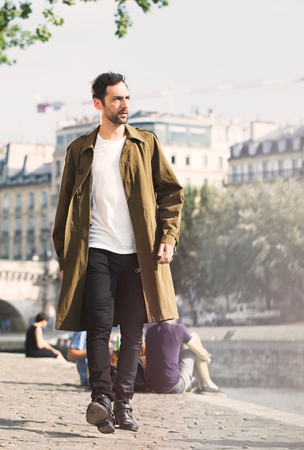 لوك شبابي مكوّن من ترانشكوت زيتي مع تيشرت أبيض وجينز أسود