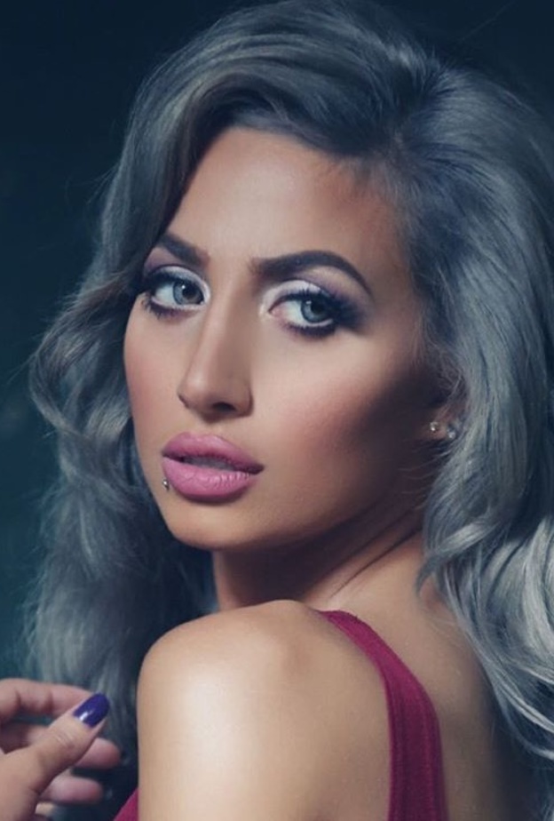 لون يجمع بين الرمادي والازرق من اختيار روز 