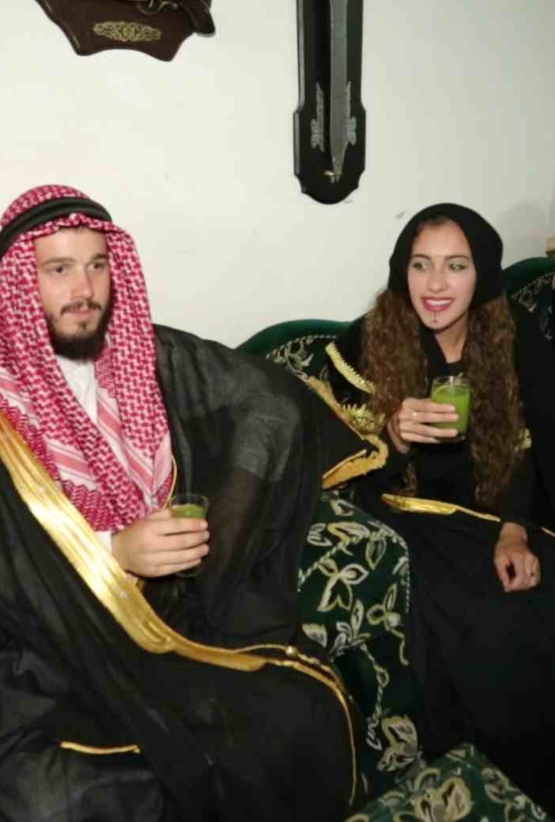 ليلى مع عريسها واصدقائها