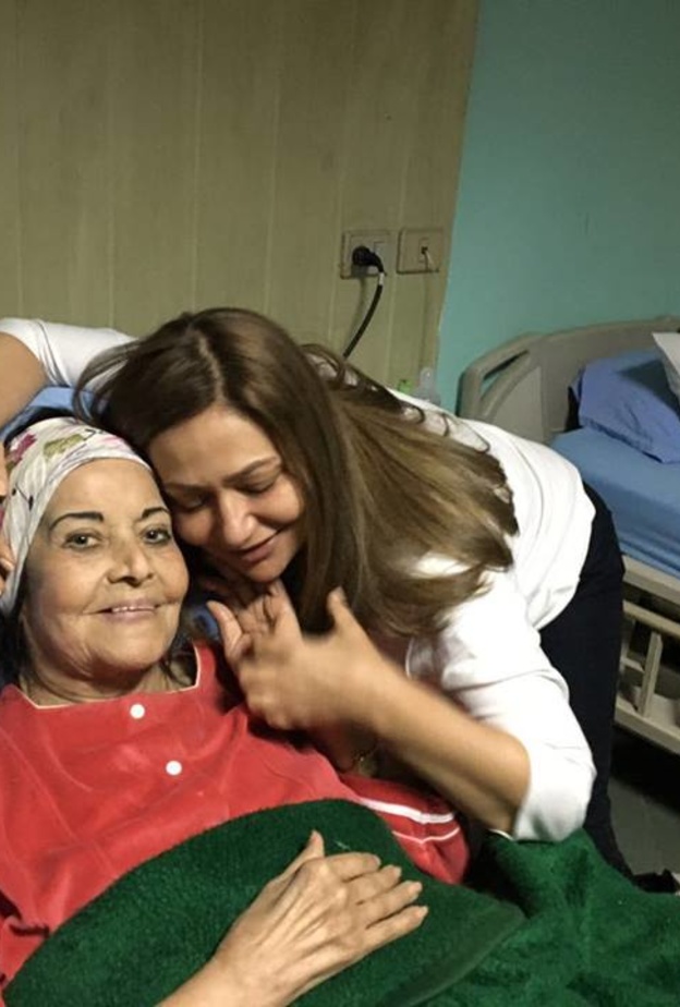 ليلى علوى تحتفل بيوم الام على طريقتها