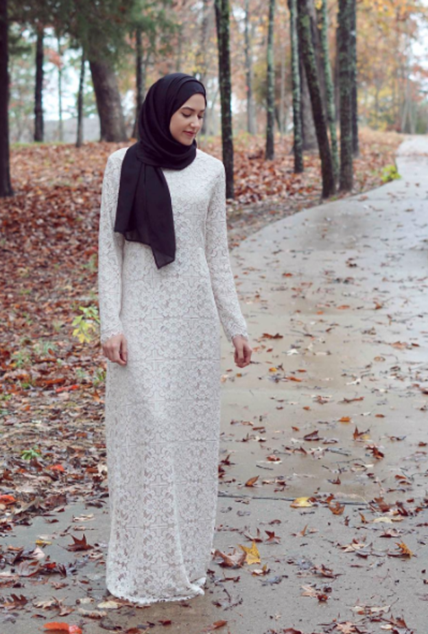 لينا أسعد بإطلالة قمّة في النعومة والأنوثة بفستان أبيض طويل من الدانتيل نسّقته مع حجاب أسود