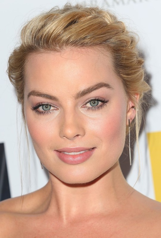 مارجوت روبي Margot Robbie بتسريحة شعر مرفوع مع الجدلة الجانبية