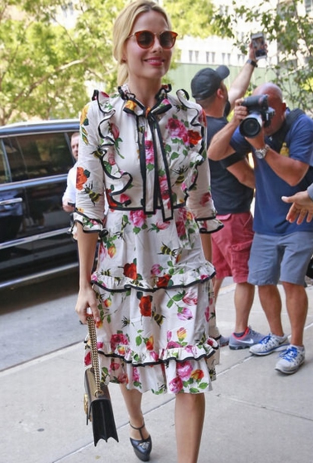 كارا ديلفينغ في تصميم مميز من فيرساتشي