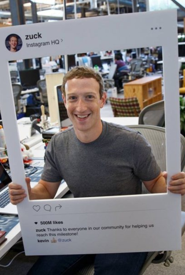 مؤسس فيس بوك يغطي كاميرا الحاسب بشريط لاصق