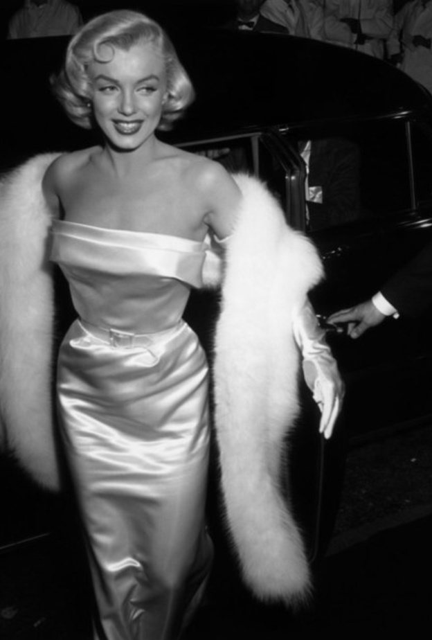 مارلين مونرو بفستان ساتان مكشوف الأكتاف مع الفرو