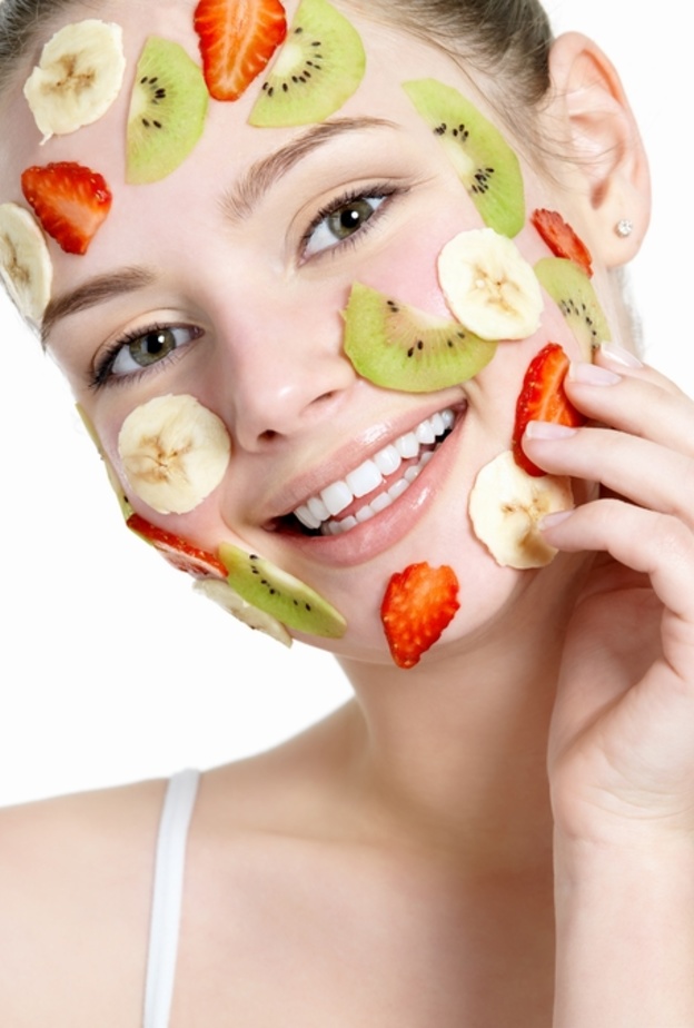  ماسك الفواكه يمد البشرة بالفيتامينات