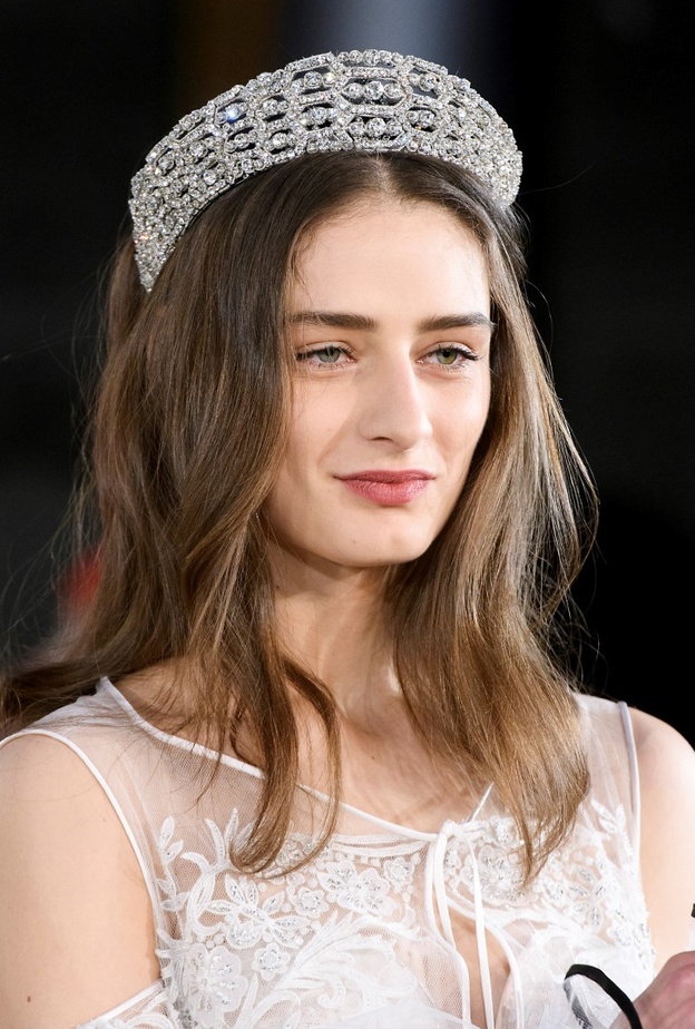 ماكياج العروس الناعم مع الشفايف الطبيعية.