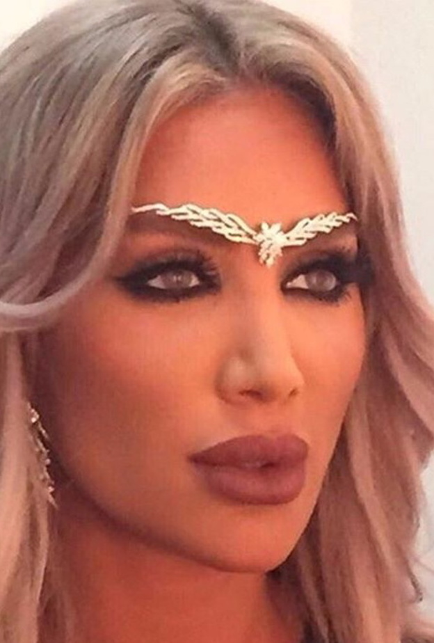 مايا دياب باكسسوار غريب براق من YEPREM