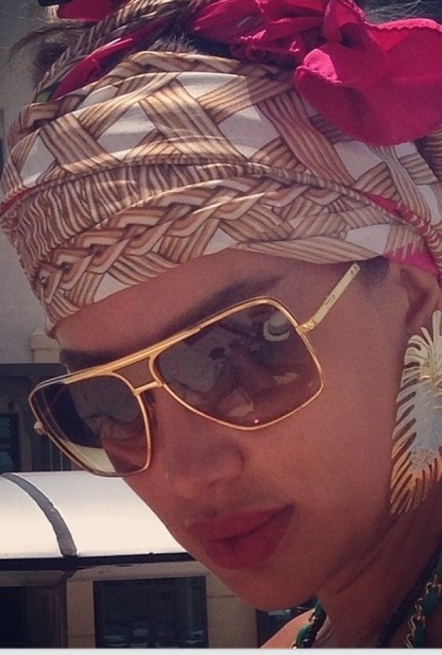 مايا دياب بستايل صيفي على شاطئ دبي