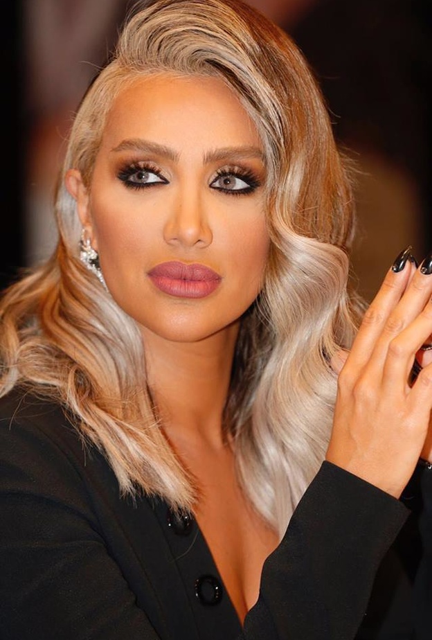 مايا دياب ترسم مكياج عيون ناعم مع الشفايف النود 