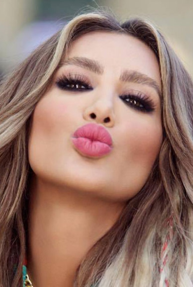 سيلفى مايا دياب بالزر المفتوح