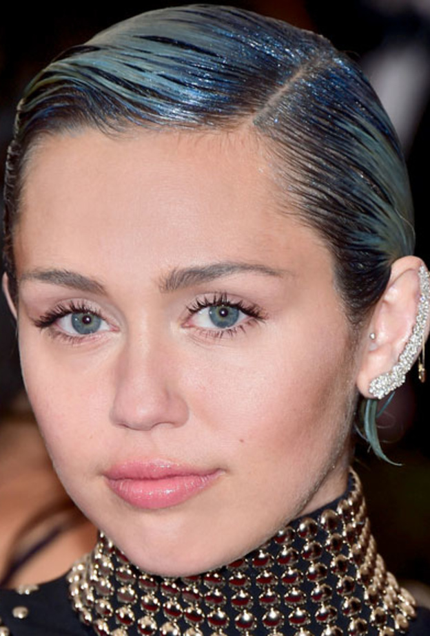 هكذا أعلنت مايلى سايروس الخبر