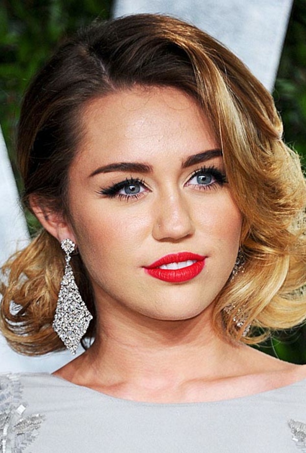 مايلي سايرس Miley Cyrus مشرقة مع تسريحات شعر قصيرة ومموجة