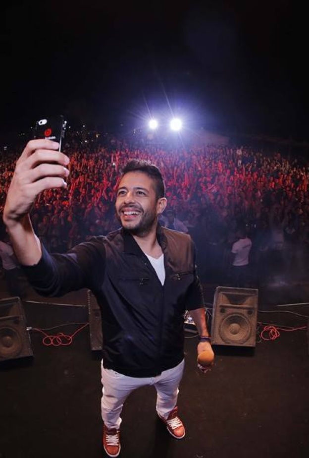  محمد حماقي وصورة "سلفي" مع جمهوره