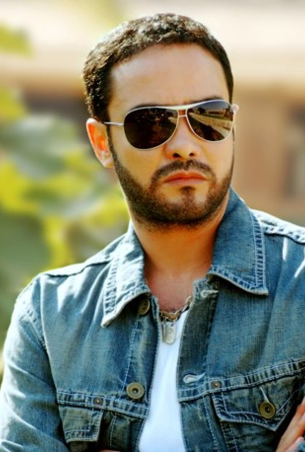 محمد رجب يستجم مع ابنه يوسف