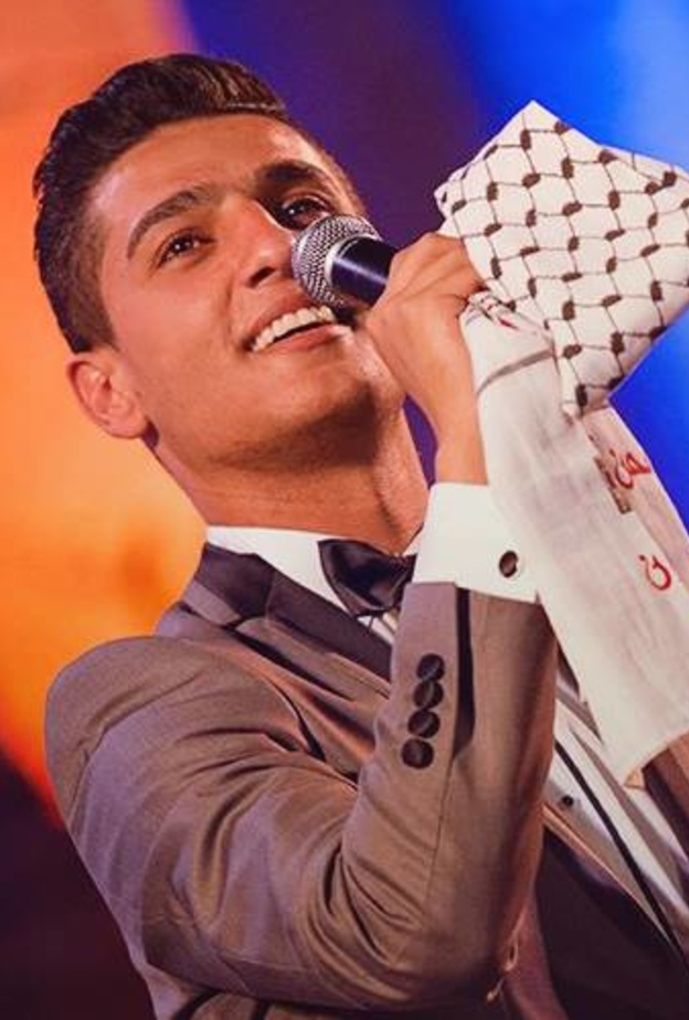 بالفيديو: محمد عساف يغني فلسطين وشيرين تمدحه