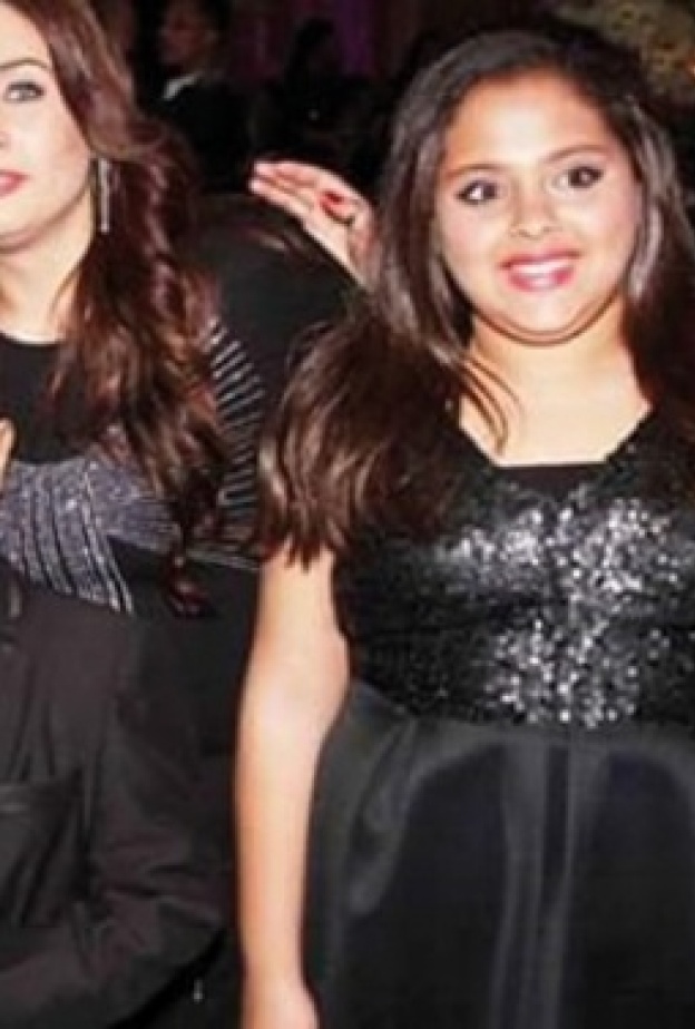 محمد هنيدي برفقة زوجته وأولاده الثلاثة