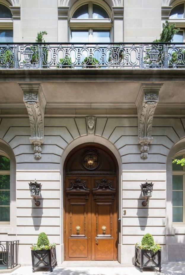 مدخل المبنى الأثري حيث منزل المصممة تمارا ميلون Tamara Mellon  في الطابق الأخير 