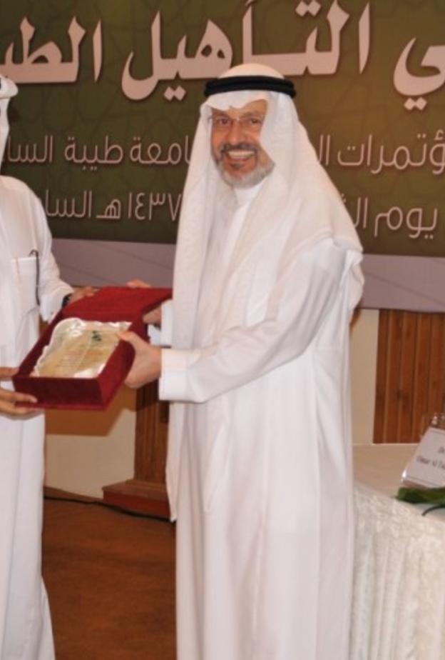 مدير جامعة طيبة يكرم الدكتور الشنقيطي