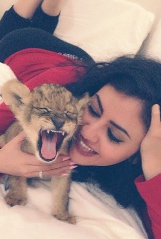 مريم حسين تلاعب أسدا في سريرها