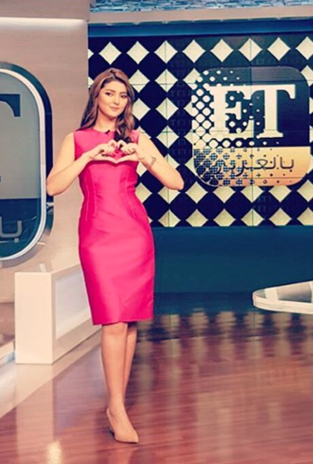 مريم سعيد في فستان متوسط الطول باللون الفوشيا