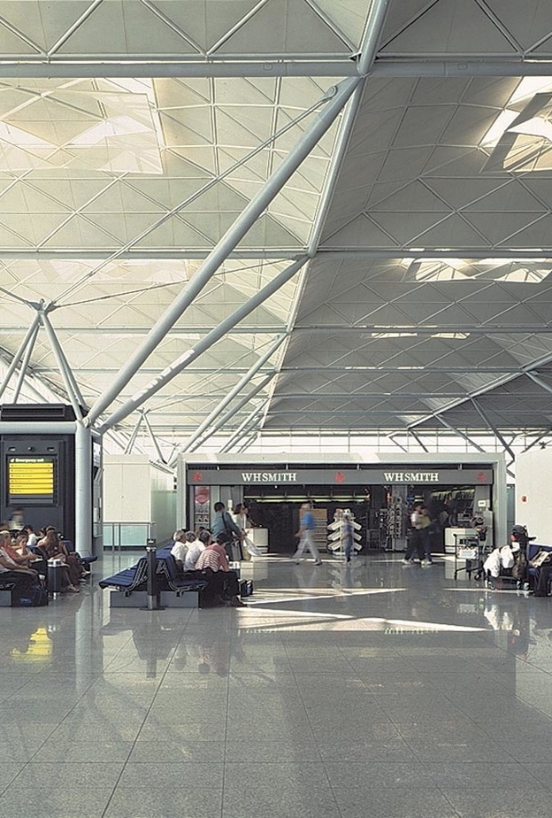 مسافرة تعتدي بالضرب على موظفة في مطار ستانستد