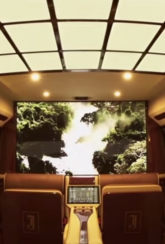 مسرح منزلي على عجلات فاخرة