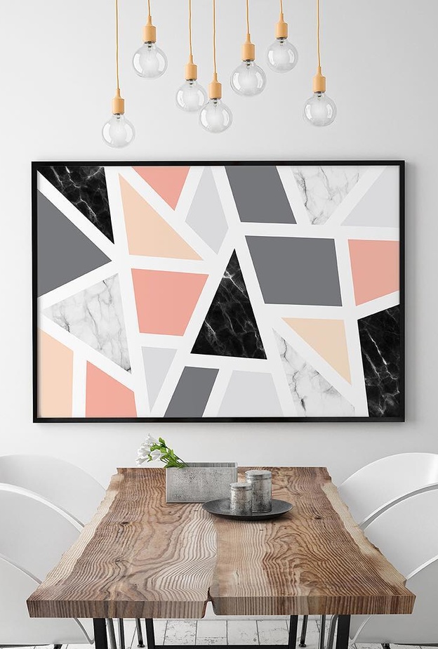 مصابيح بسيطة فوق طاولة الطعام الخشبية المميزة