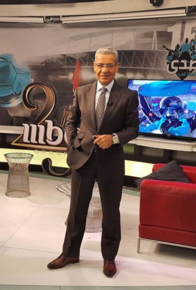 مصطفى الآغا بالبدلة البنية