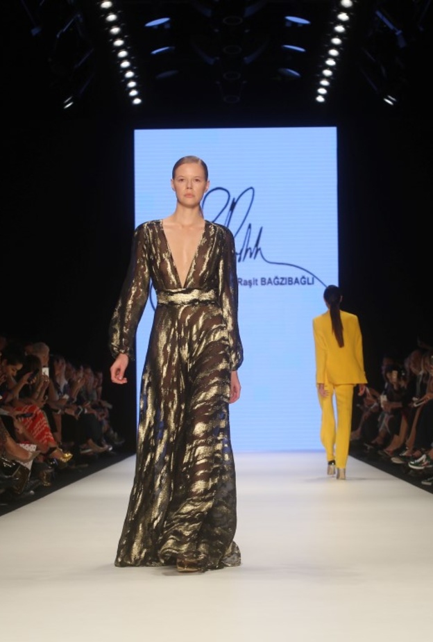 مصمم الازياء راشد باجزيباجلي يعشق دمج الالوان بعضها ببعض