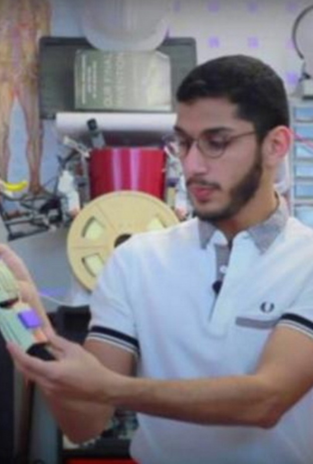 معاذ وتصميمه الثلاثي لاطفال الحروب