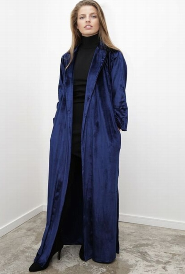 معاطف مخملية واسعة