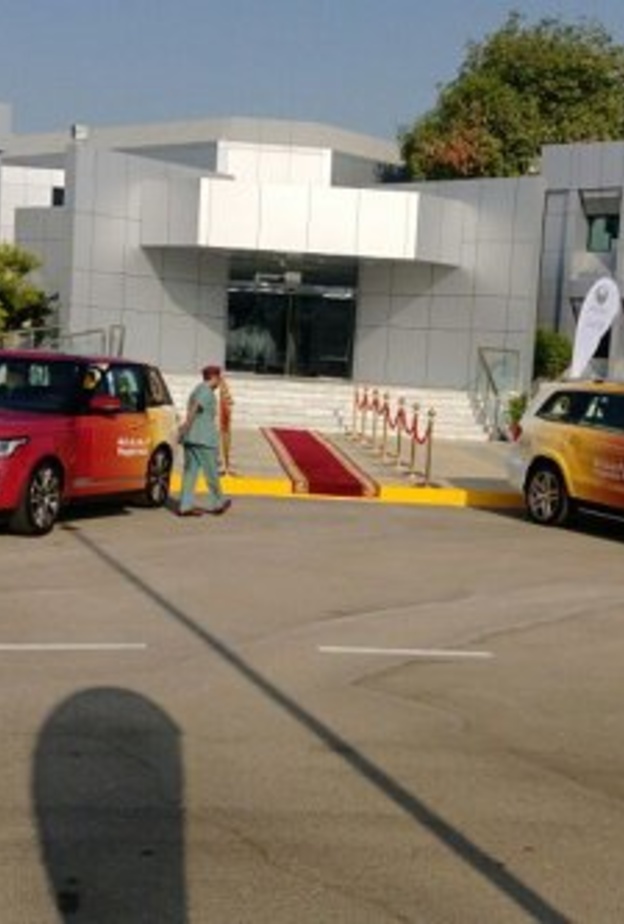 شرطة أبوظبي تطلق رسمياً أول دورية للسعادة