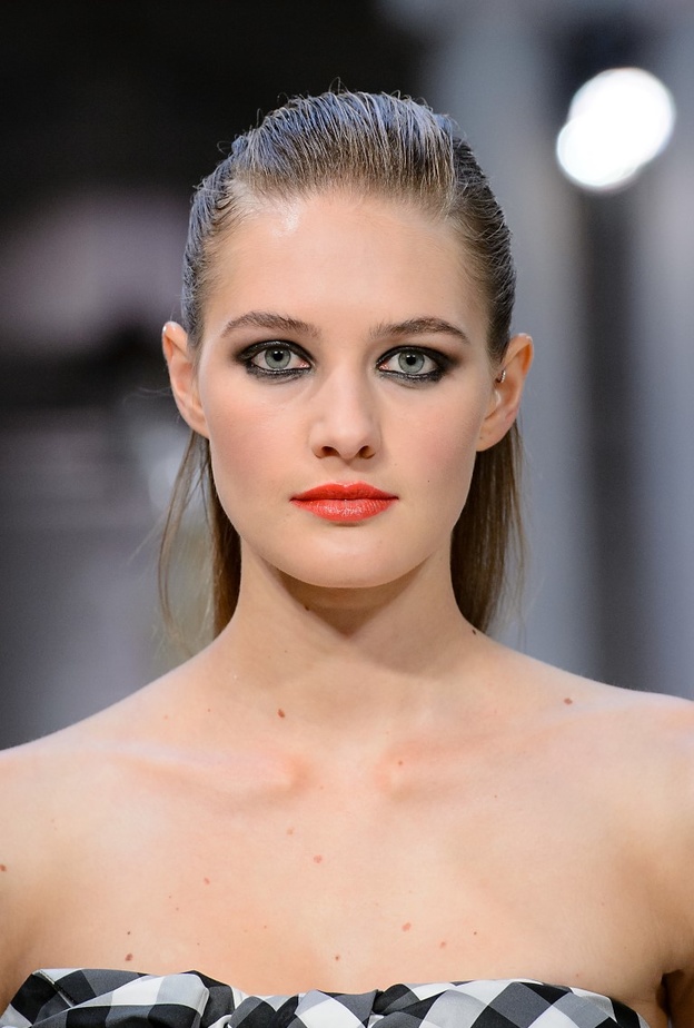 مكياج العيون السوداء مع الشفايف البرتقالية 