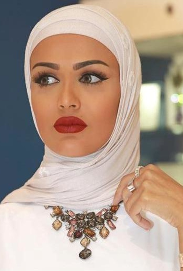 ظلال عيون ترابية وايلاينر اسود يسودهما احمر شفاه مخملي للعيد