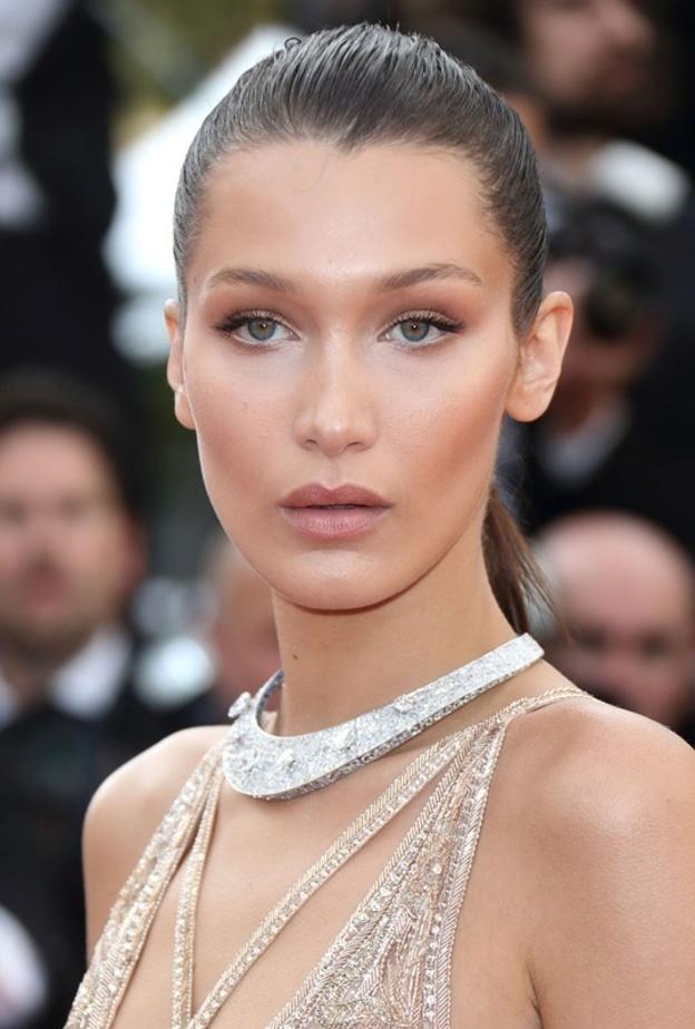 مكياج جذاب لبيلا حديد من البشرة المتوهجة والعيون البراقة