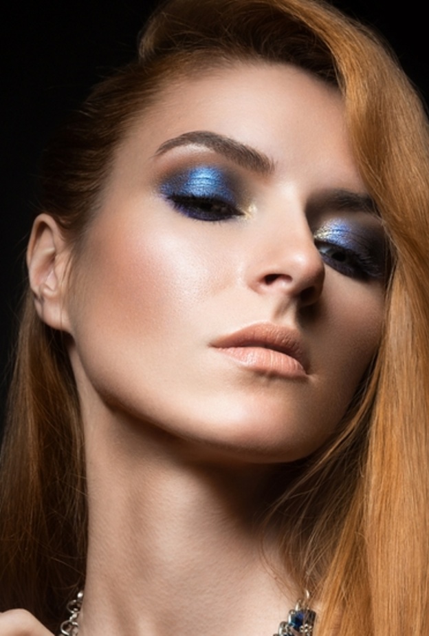 مكياج سموكي أزرق لمناسبات نهاية العام