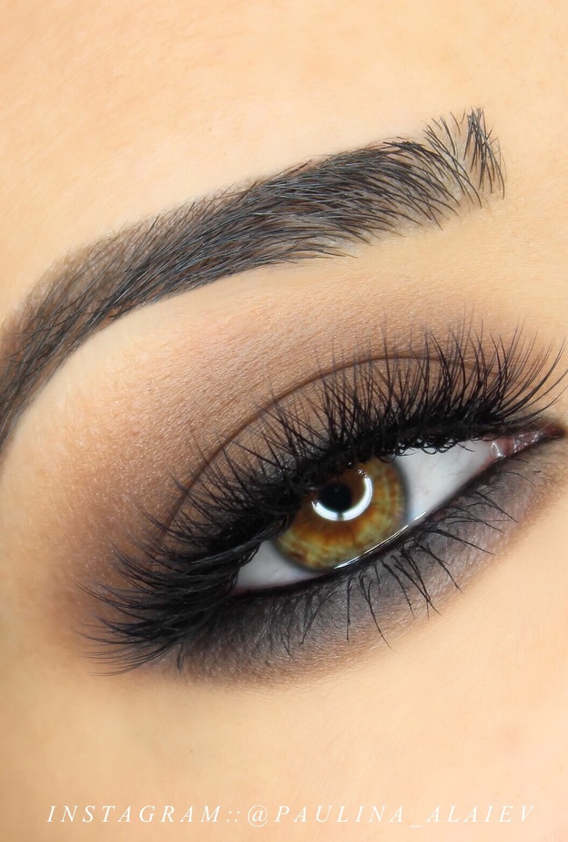 مكياج سموكي بني مع أسود على خط العيون الأسفل