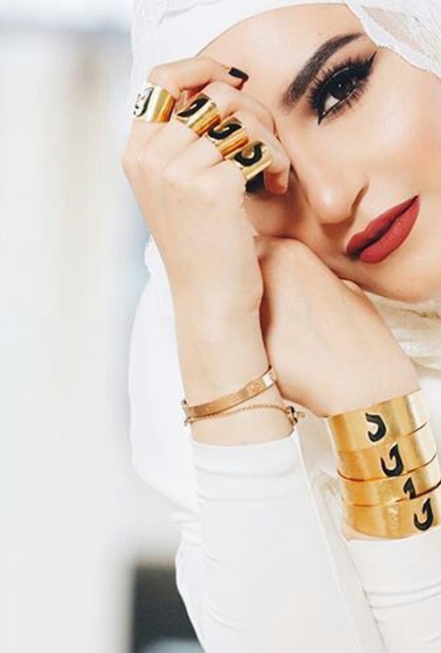 مكياج عيون سموكي مع شفايف بارزة