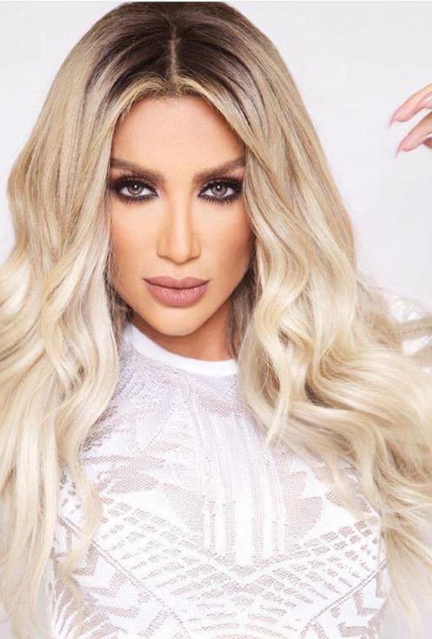 مكياج مايا دياب متناغم مع شعرها الاشقر