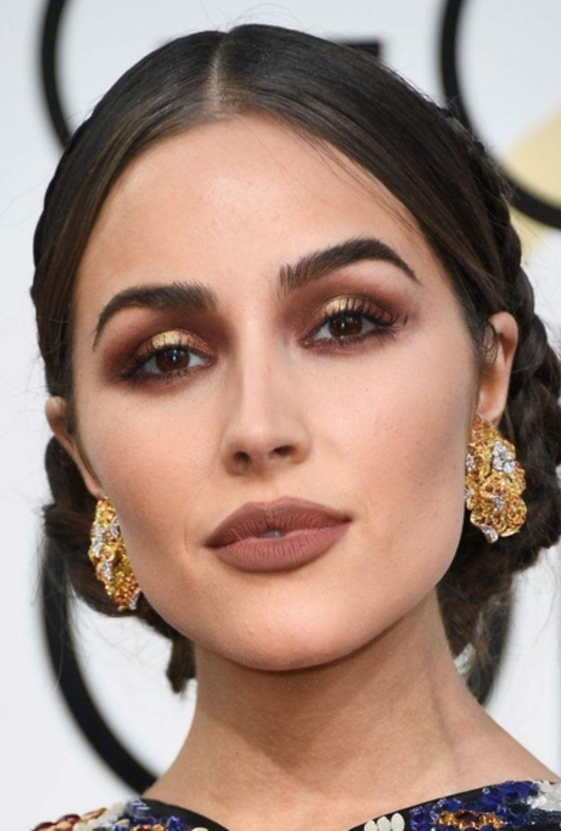 مكياج ناعم وبرونزي استوحيه من أوليفيا كولبو